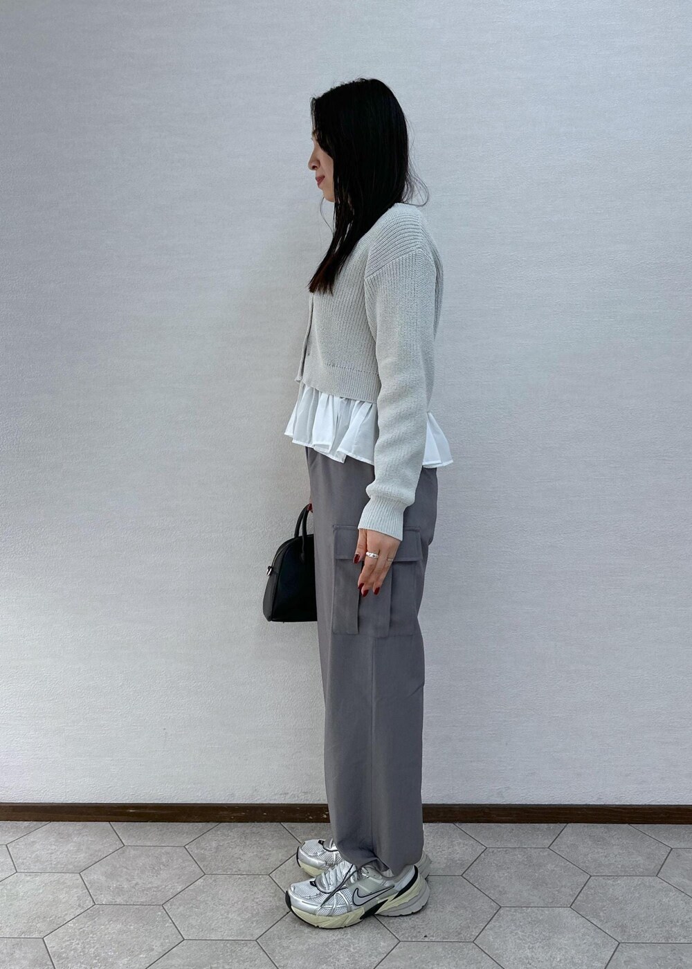 グレー系のカーゴパンツ、ブルー系のTシャツ/カットソー、グレー系のカーディガン/ボレロを着用したレディースの冬コーディネートの4枚目の写真