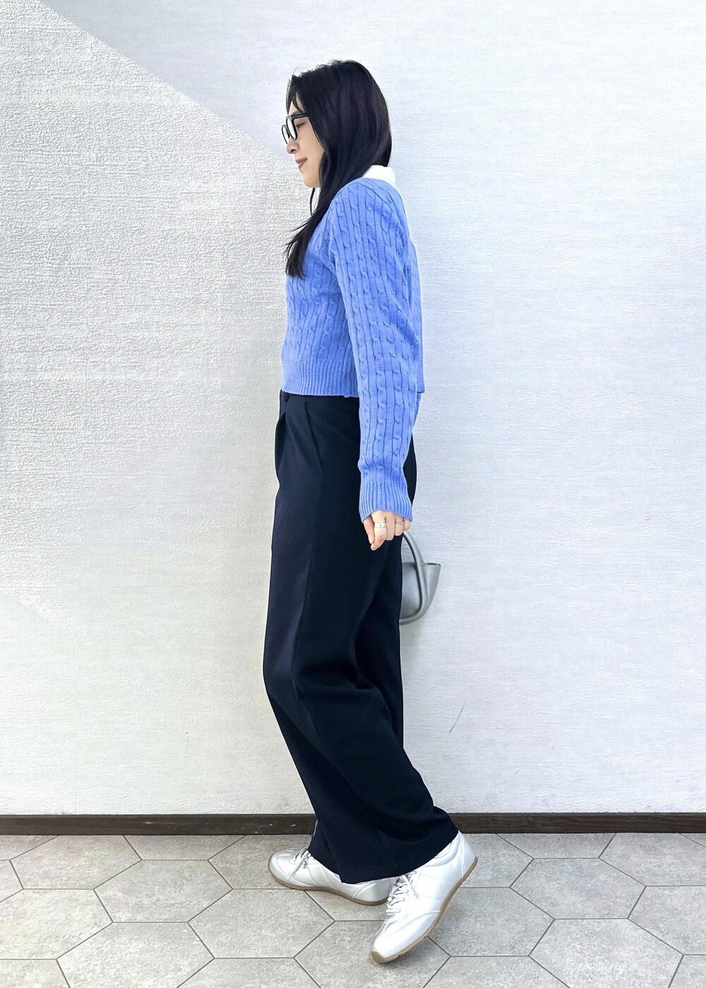 グレー系のブルゾン、ブルー系のその他パンツ、シルバー系のショルダーバッグを着用したレディースの冬コーディネートの4枚目の写真