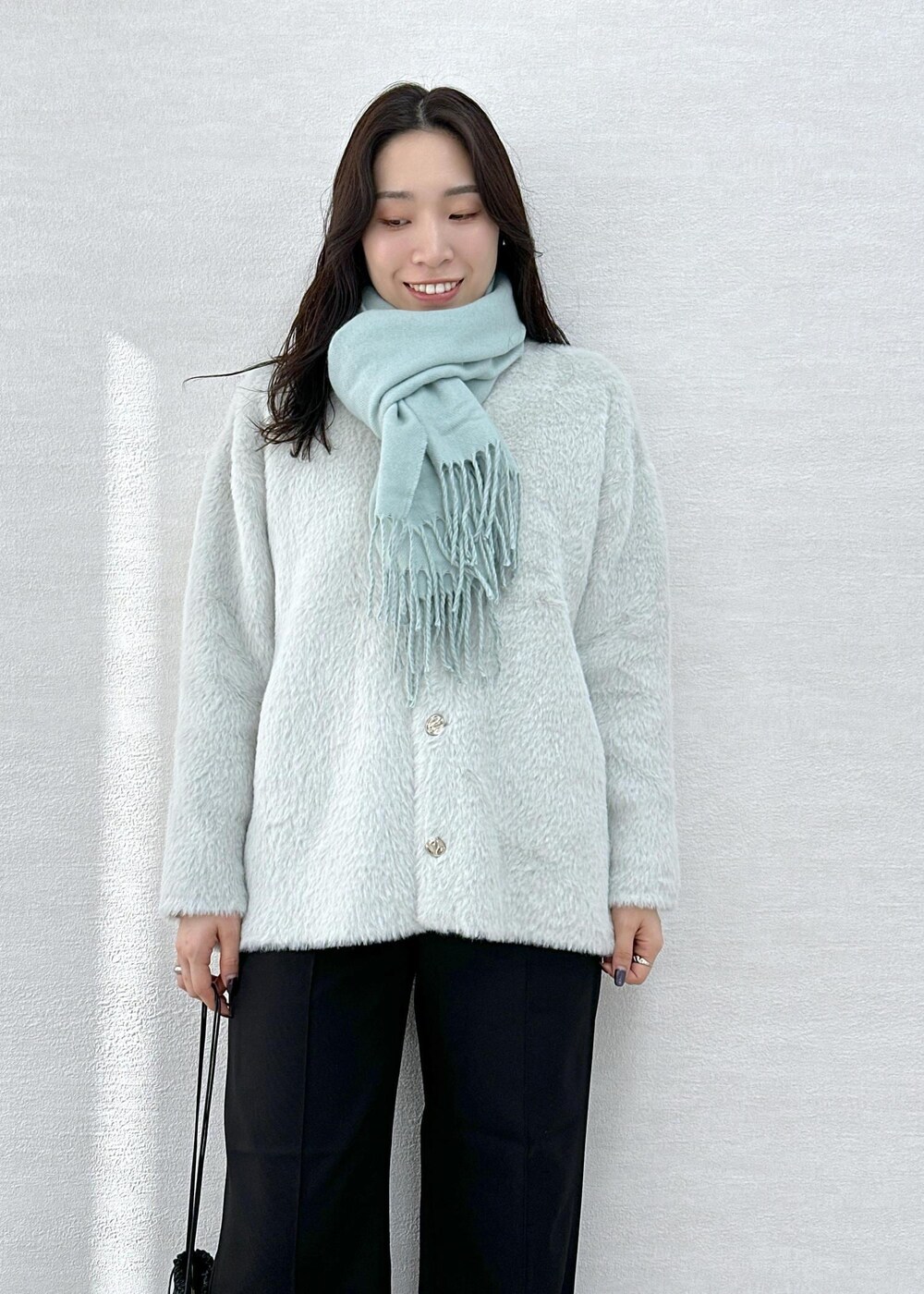 ブラック系のその他パンツ、ブラック系のブーツ、ブラック系のショルダーバッグを着用したレディースの冬コーディネートの8枚目の写真