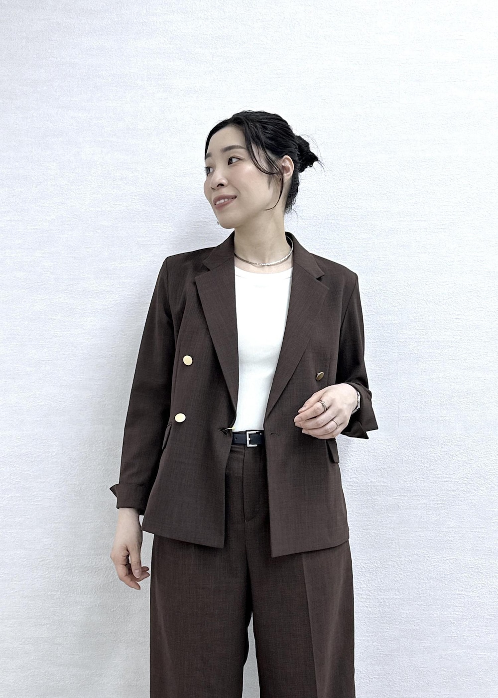ブラウン系のその他パンツ、ブラウン系のテーラードジャケットを着用したレディースの春コーディネートの7枚目の写真