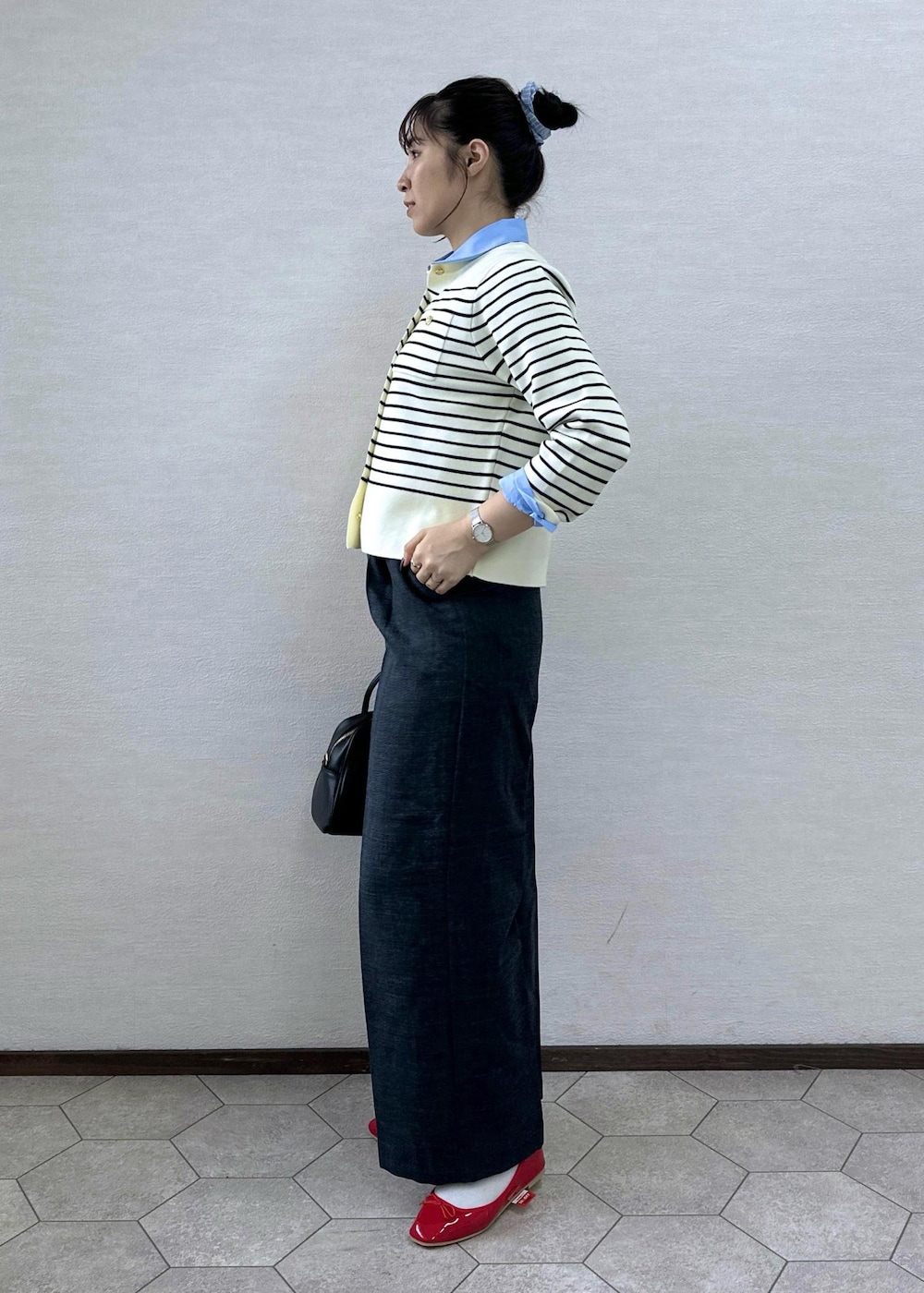 レッド系のバレエシューズ、ホワイト系のカーディガン/ボレロ、ブルー系のシャツ/ブラウスを着用したレディースの秋コーディネートの4枚目の写真