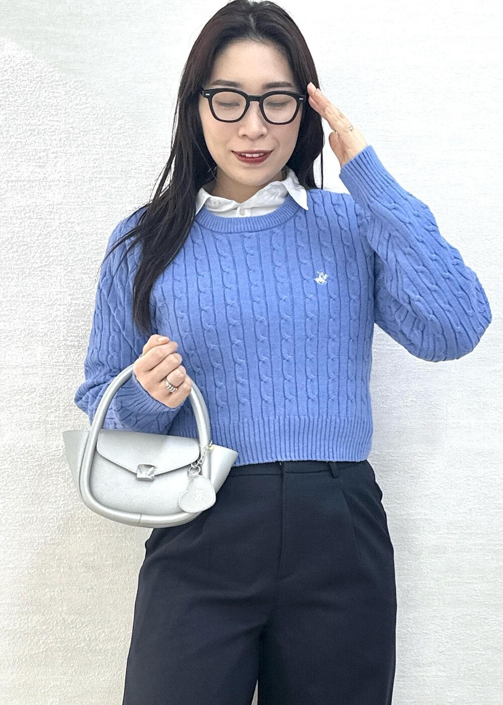 グレー系のブルゾン、ブルー系のその他パンツ、シルバー系のショルダーバッグを着用したレディースの冬コーディネートの5枚目の写真