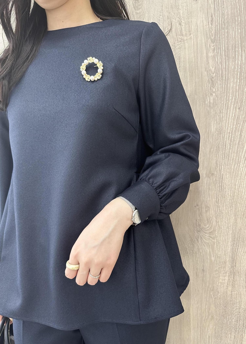 ブルー系のシャツ/ブラウス、ブルー系のその他パンツ、ブラック系のハンドバッグを着用したレディースの冬コーディネートの3枚目の写真