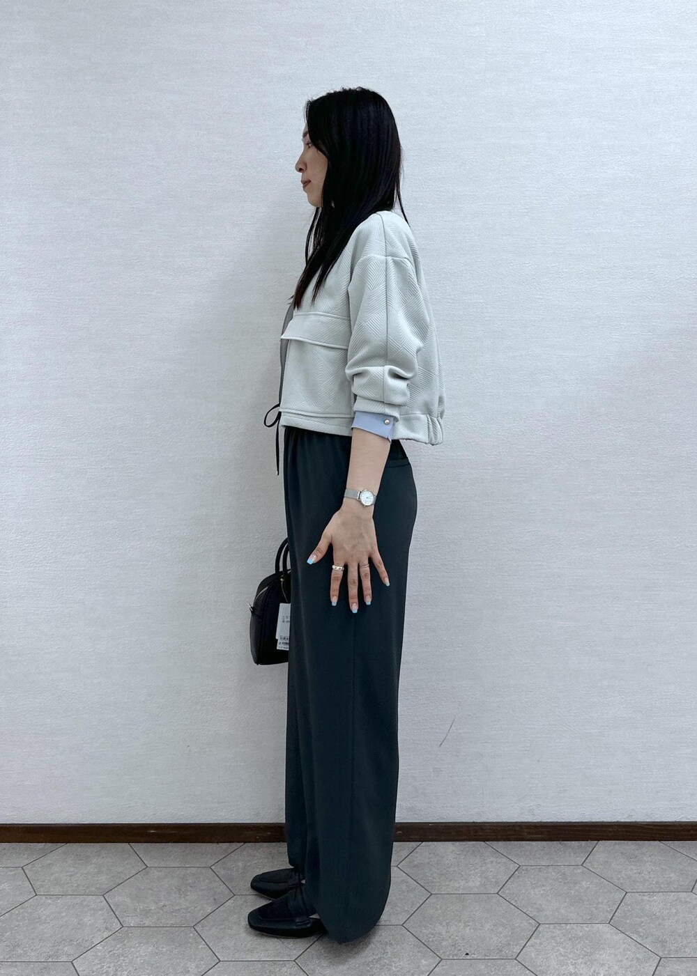 ブルー系のシャツ/ブラウス、グレー系のブルゾン、グレー系のその他パンツを着用したレディースの春コーディネートの5枚目の写真