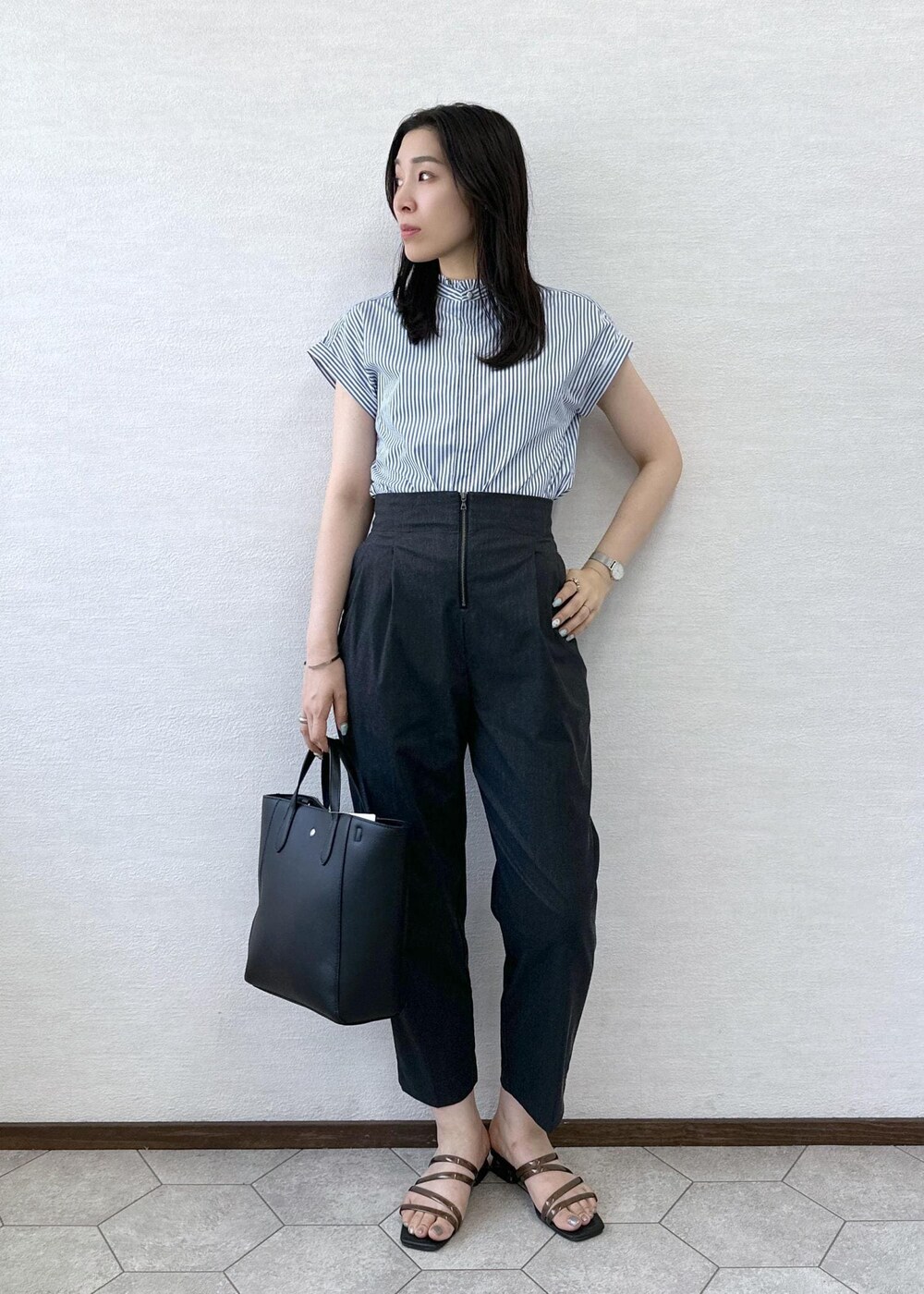 ブラック系のトートバッグ、ブルー系のシャツ/ブラウス、グレー系のその他パンツを着用したレディースの夏コーディネートの3枚目の写真