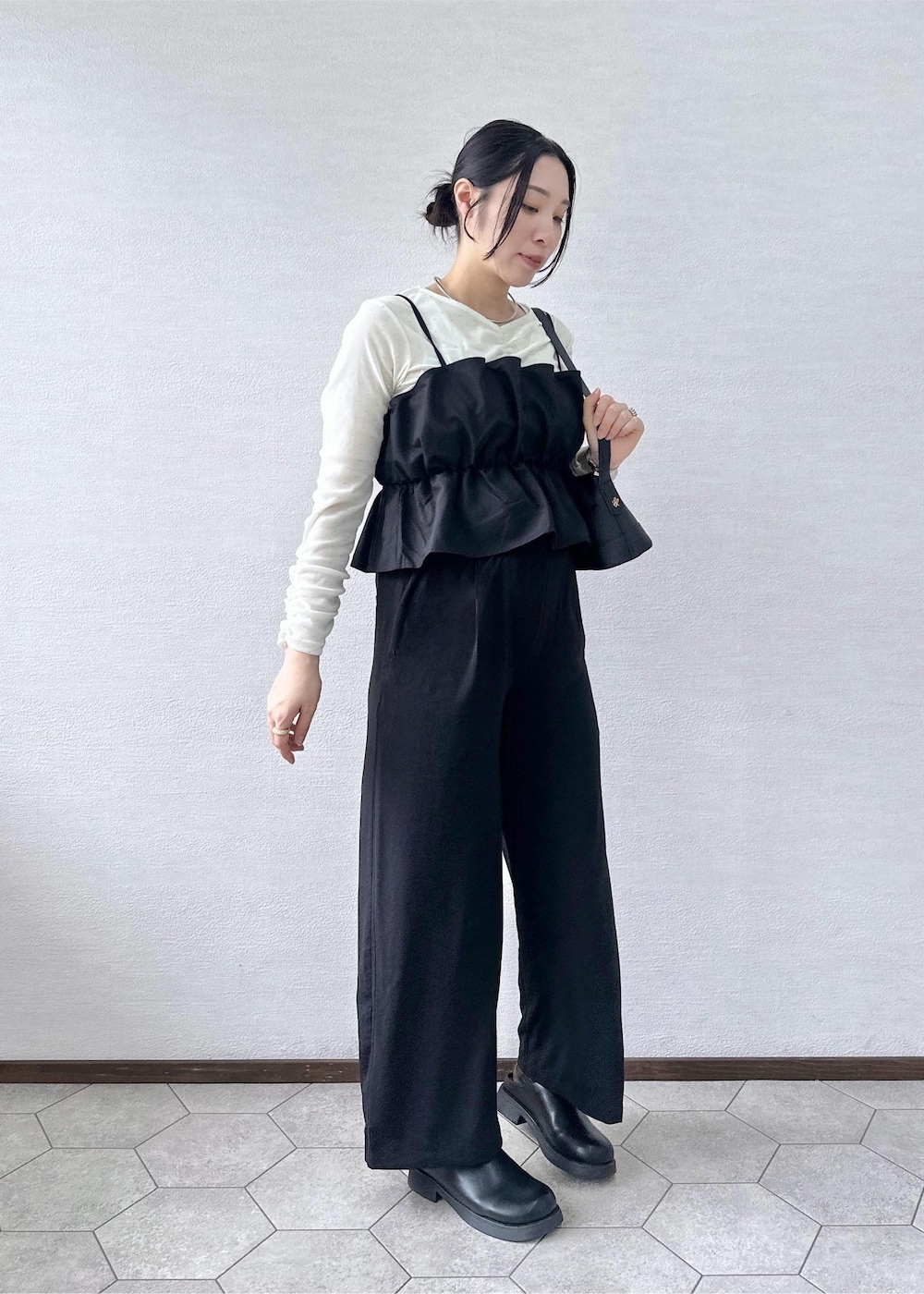 ブラック系のその他パンツ、ブラック系のショルダーバッグ、ブラック系のキャミソールを着用したレディースの秋コーディネートの3枚目の写真
