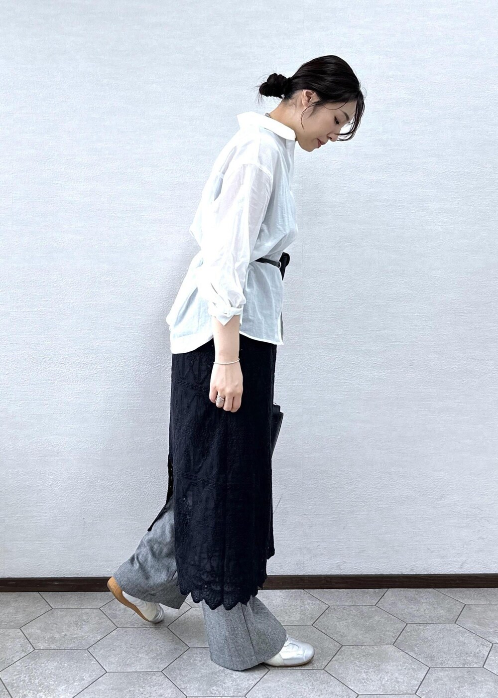 ブラック系のショルダーバッグ、グレー系のその他パンツ、ブラック系のワンピースを着用したレディースの春コーディネートの5枚目の写真
