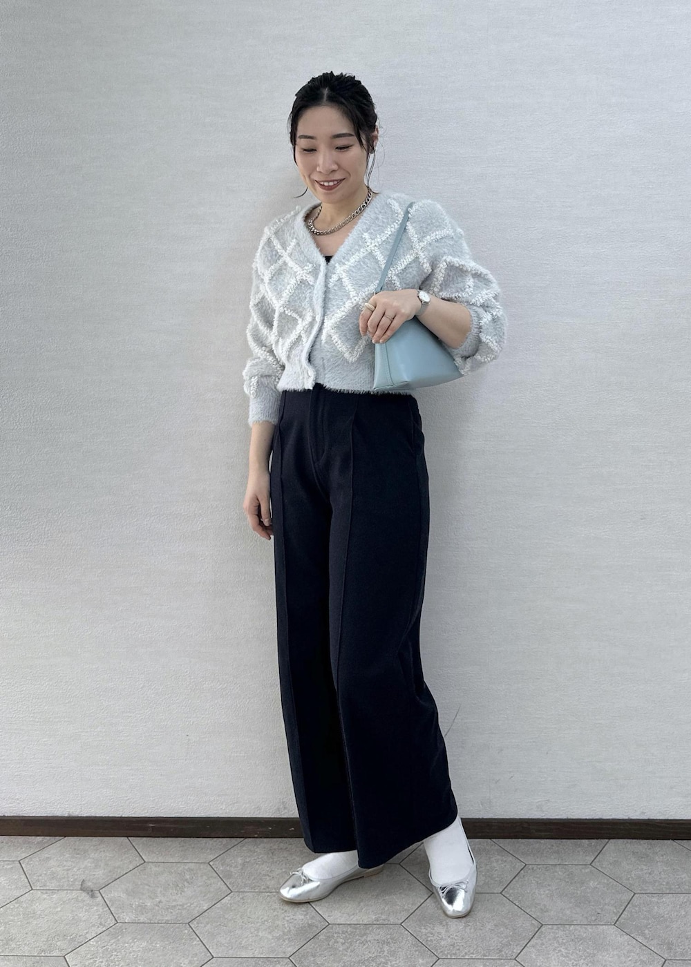 シルバー系のバレエシューズ、ブルー系のその他パンツ、ブルー系のショルダーバッグを着用したレディースの冬コーディネートの3枚目の写真
