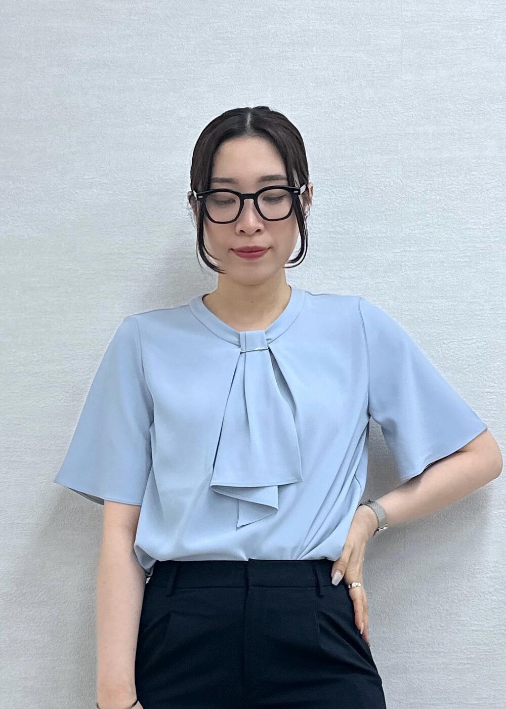 ベージュ系のボストンバッグ、グレー系のローファー、ブルー系のスラックスを着用したレディースの春コーディネートの8枚目の写真