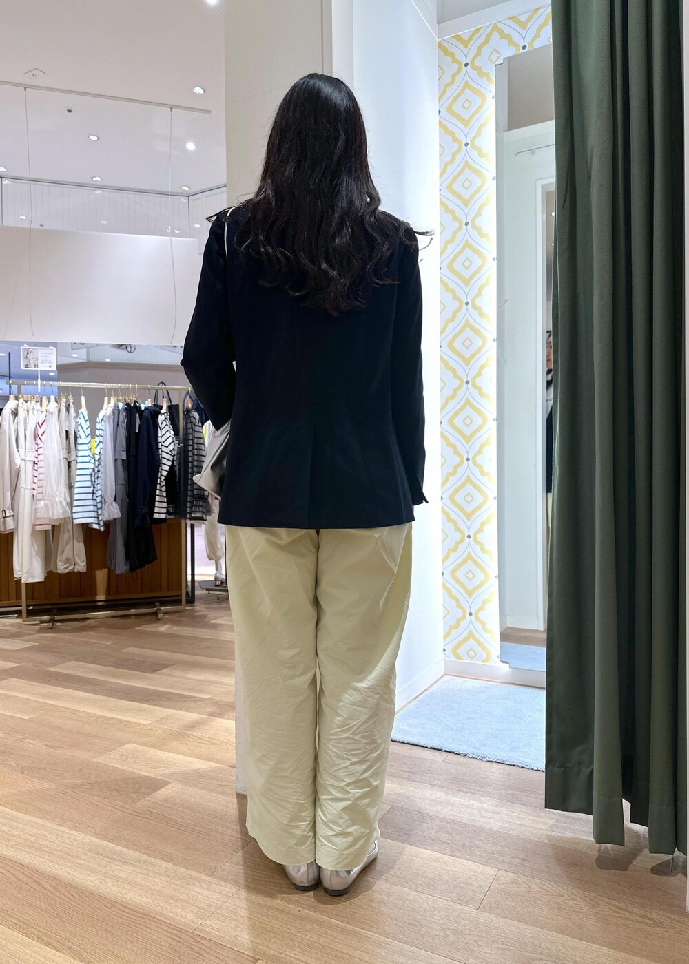 ブルー系のテーラードジャケット、ホワイト系のTシャツ/カットソー、シルバー系のショルダーバッグを着用したレディースの春コーディネートの2枚目の写真