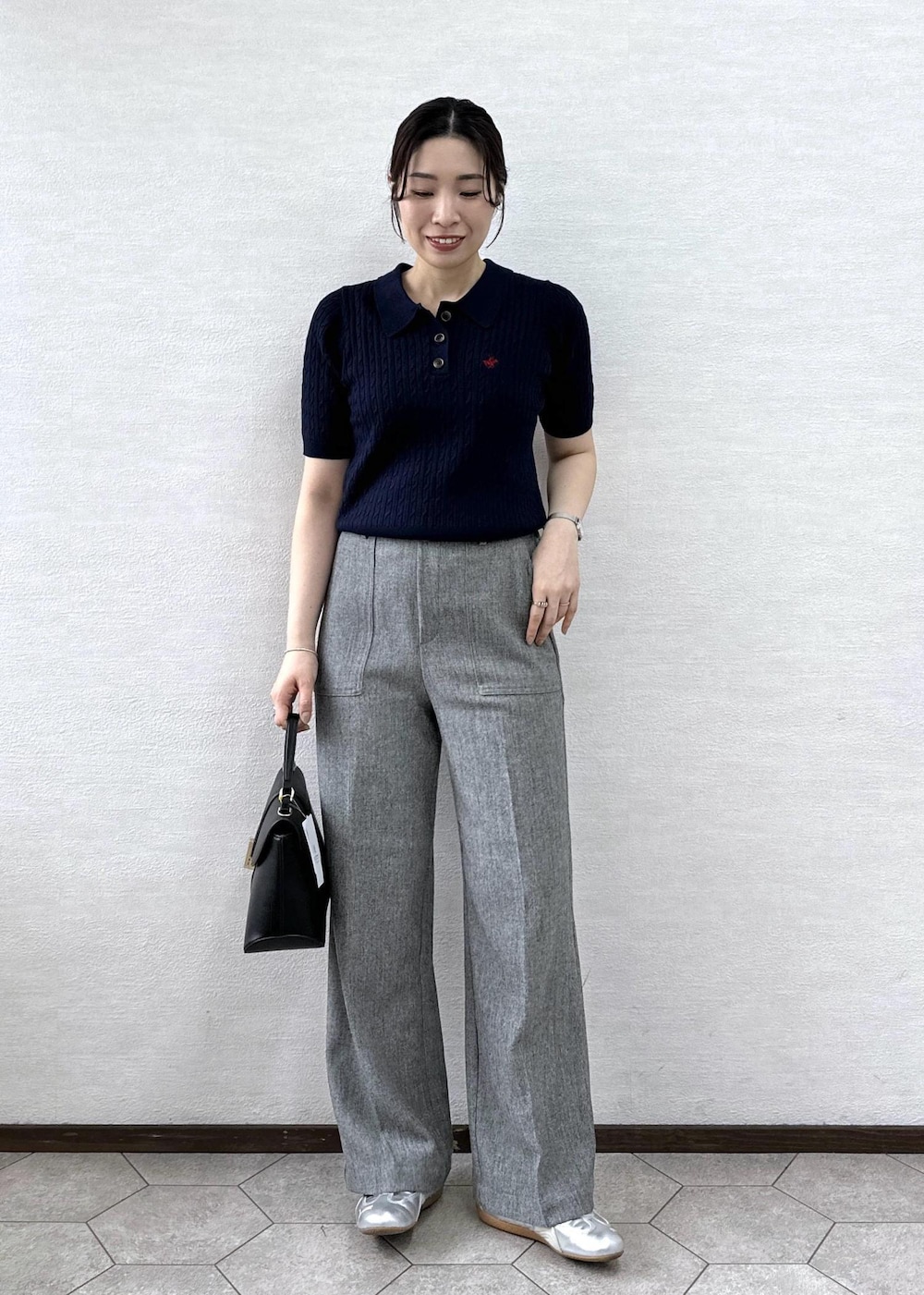 ブラック系のショルダーバッグ、グレー系のその他パンツ、ブルー系のニット/セーターを着用したレディースの春コーディネートの2枚目の写真