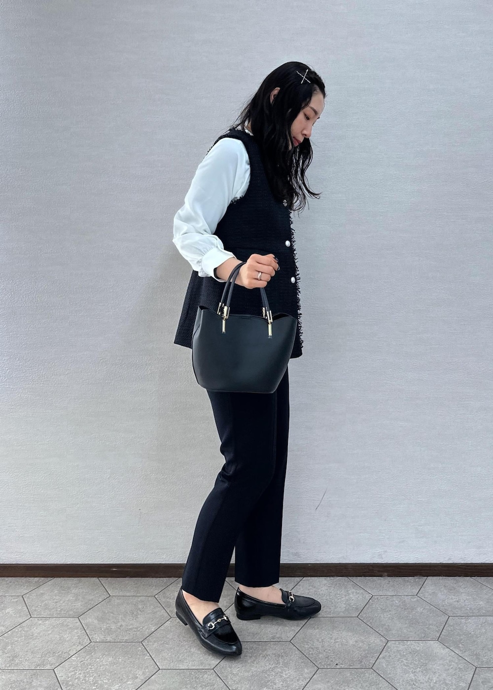 ホワイト系のシャツ/ブラウス、ブラック系のトートバッグ、ブラック系のローファーを着用したレディースの冬コーディネートの4枚目の写真