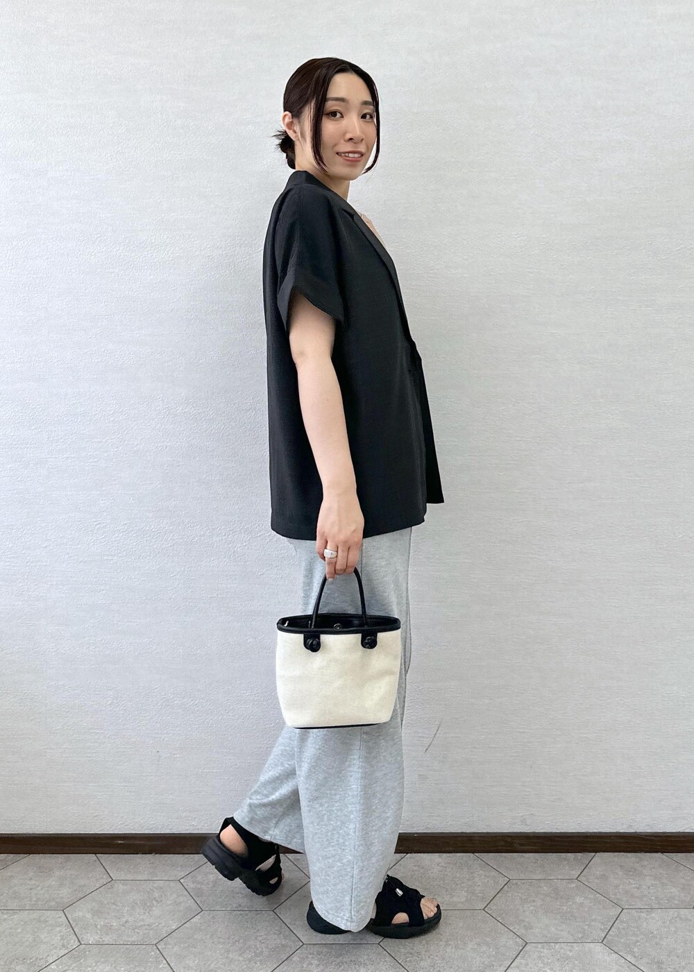 グレー系のその他パンツ、ブラック系のサンダル、グレー系のテーラードジャケットを着用したレディースの春コーディネートの3枚目の写真