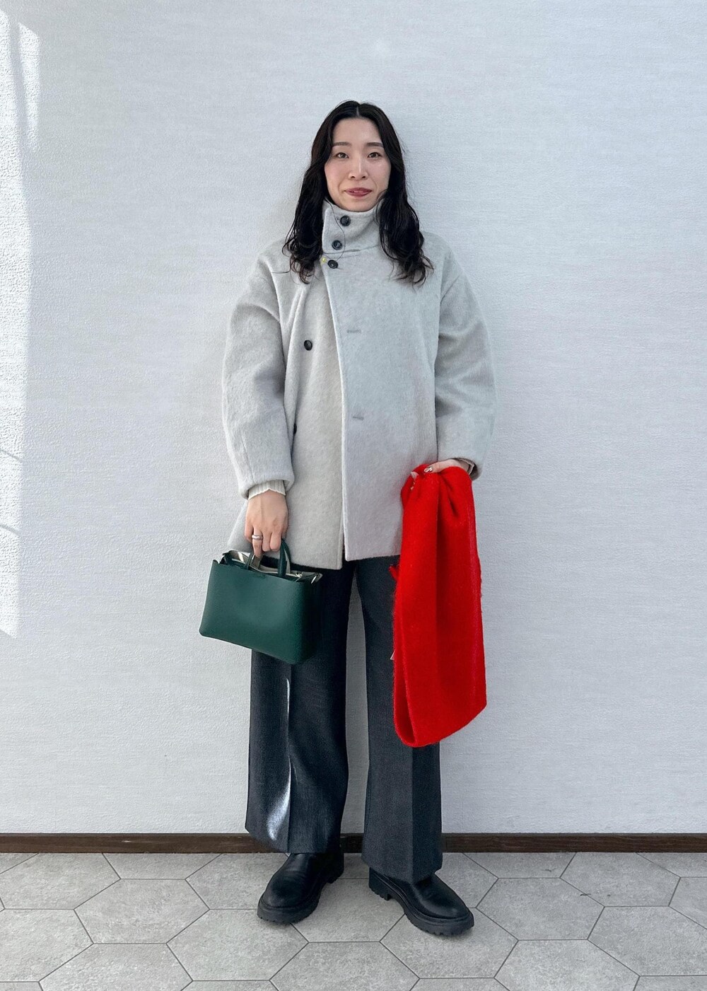 ホワイト系のニット/セーター、グレー系のその他アウター、グレー系のその他パンツを着用したレディースの冬コーディネートの5枚目の写真