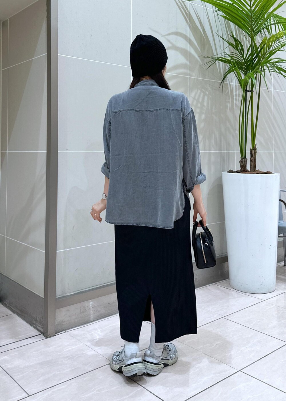 グレー系のシャツ/ブラウス、ホワイト系のTシャツ/カットソー、ブラック系のスカートを着用したレディースの夏コーディネートの5枚目の写真