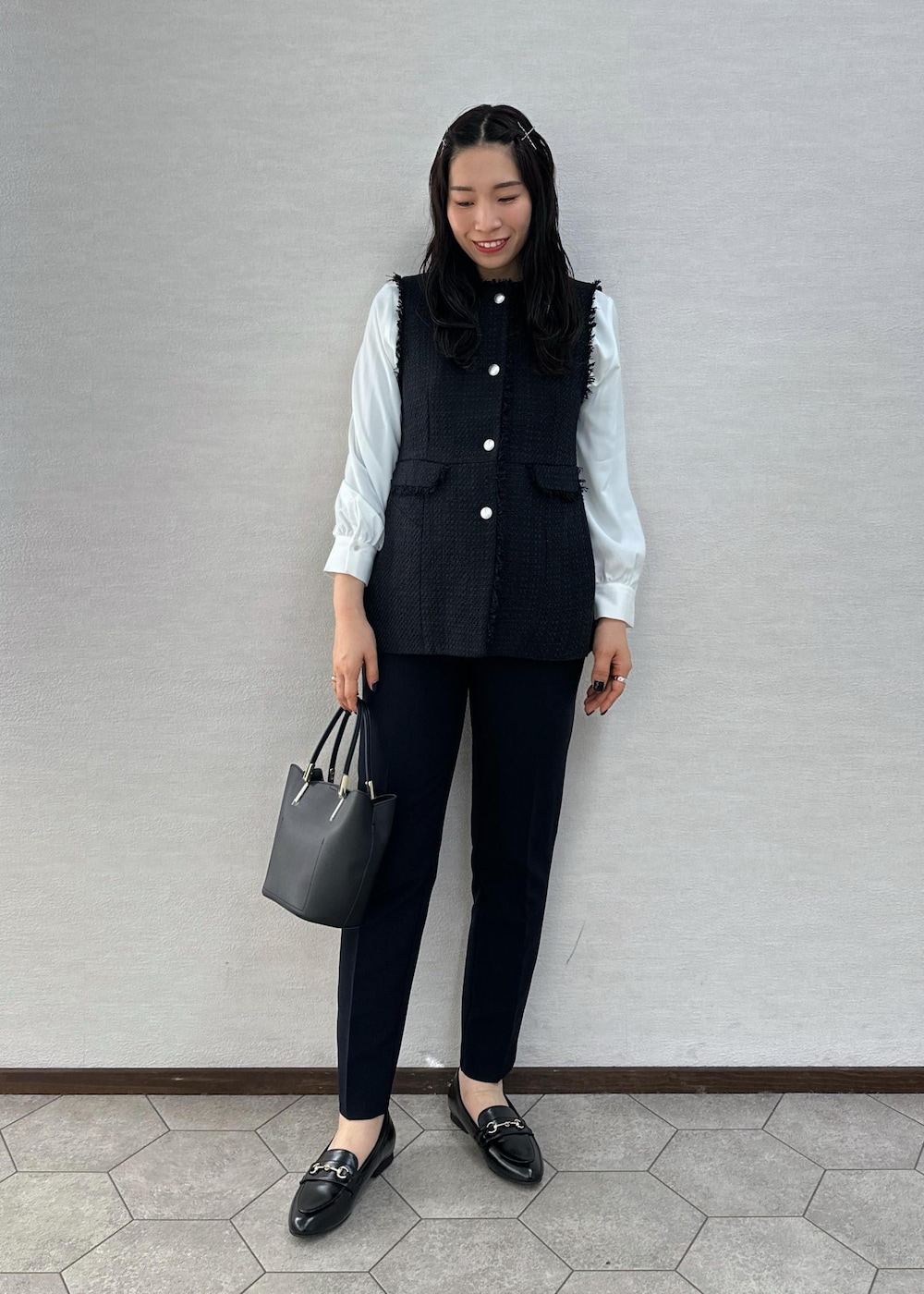 ホワイト系のシャツ/ブラウス、ブラック系のトートバッグ、ブラック系のローファーを着用したレディースの冬コーディネートの2枚目の写真