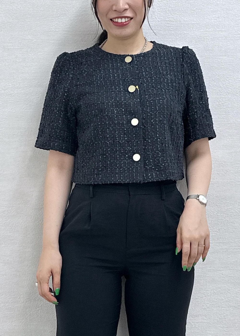 ブラック系のショルダーバッグ、ブラック系のパンプス、グレー系のその他パンツを着用したレディースの夏コーディネートの6枚目の写真