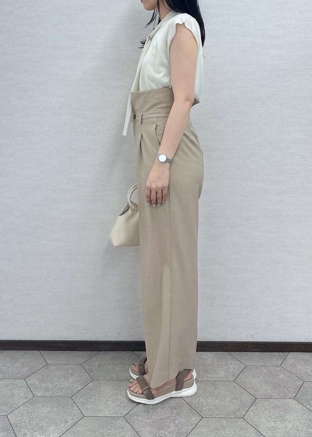 ベージュ系のサンダル、ベージュ系のその他パンツ、ホワイト系のショルダーバッグを着用したレディースの夏コーディネートの3枚目の写真