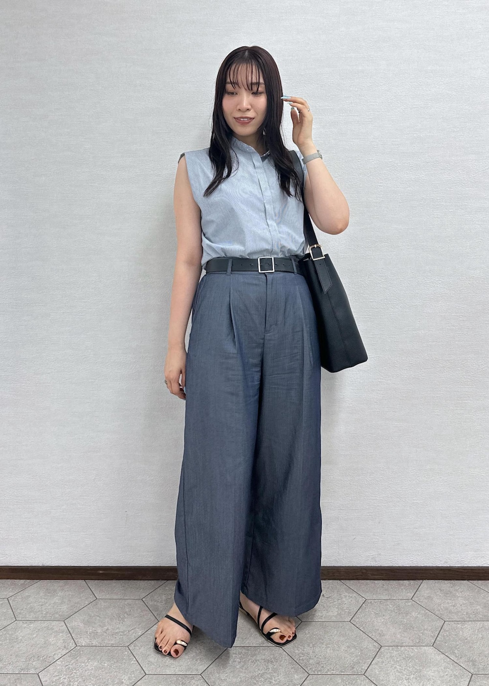 ブルー系のシャツ/ブラウス、ブルー系のその他パンツ、ブラック系のサンダルを着用したレディースの夏コーディネートの3枚目の写真