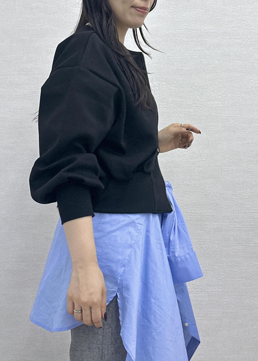 ブラック系のショルダーバッグ、グレー系のその他パンツ、ブルー系のシャツ/ブラウスを着用したレディースの秋コーディネートの9枚目の写真