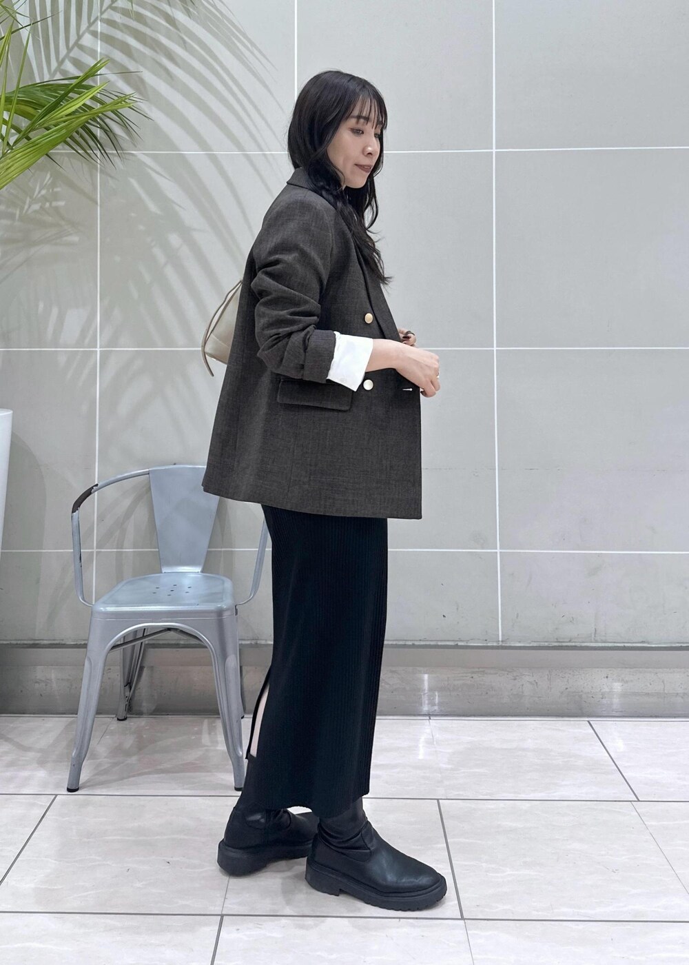 ホワイト系のシャツ/ブラウス、ブラウン系のテーラードジャケット、ベージュ系のショルダーバッグを着用したレディースの秋コーディネートの4枚目の写真