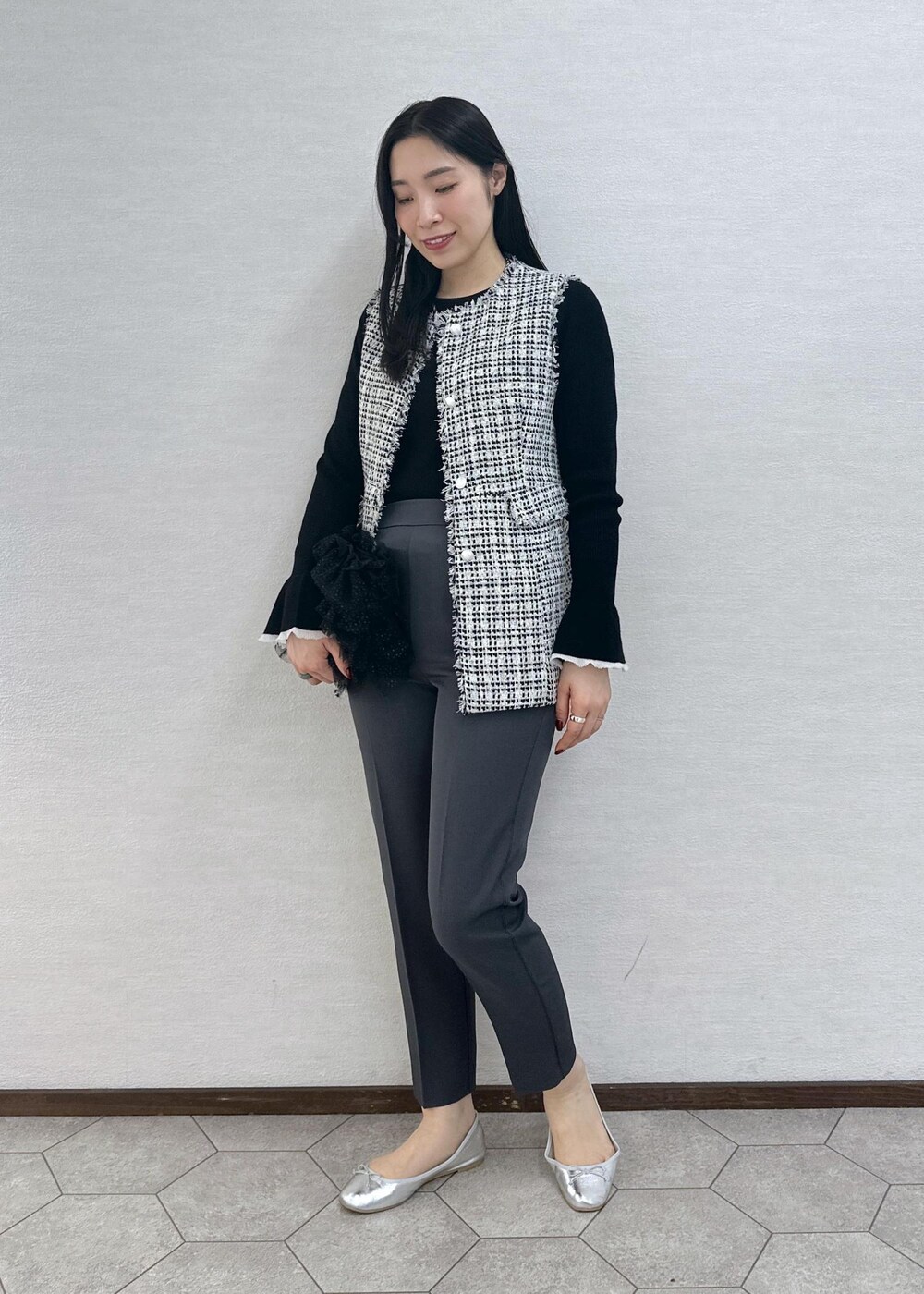 ブラック系のニット/セーター、グレー系のその他パンツ、ブラック系のベストを着用したレディースの冬コーディネートの2枚目の写真