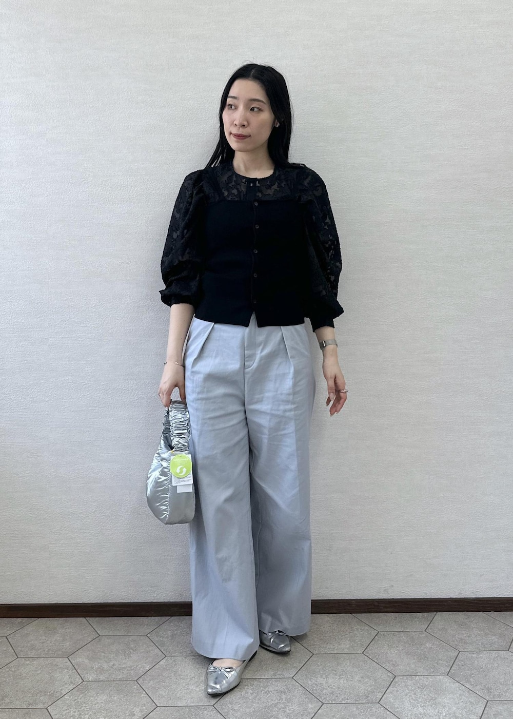 ブルー系のその他パンツ、シルバー系のショルダーバッグ、ブラック系のカーディガン/ボレロを着用したレディースの春コーディネートの2枚目の写真