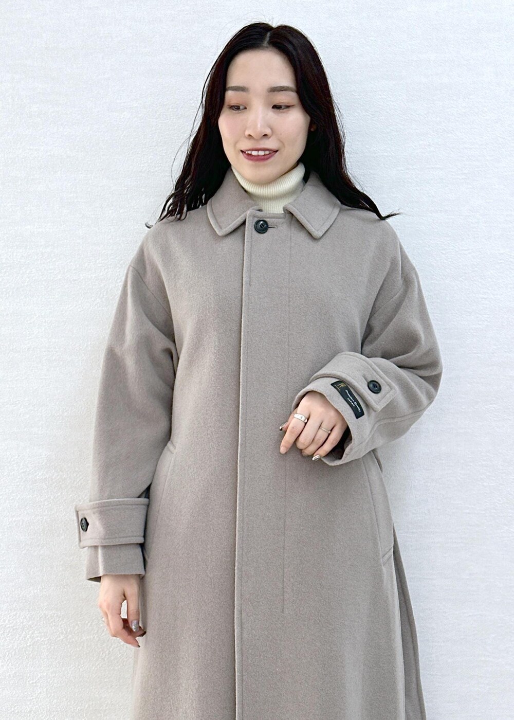 ホワイト系のニット/セーター、ブラウン系のその他アウター、ブラウン系のその他パンツを着用したレディースの冬コーディネートの6枚目の写真