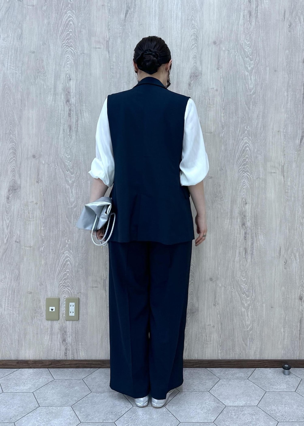 ホワイト系のシャツ/ブラウス、ブルー系のその他パンツ、ブルー系のベストを着用したレディースの春コーディネートの4枚目の写真