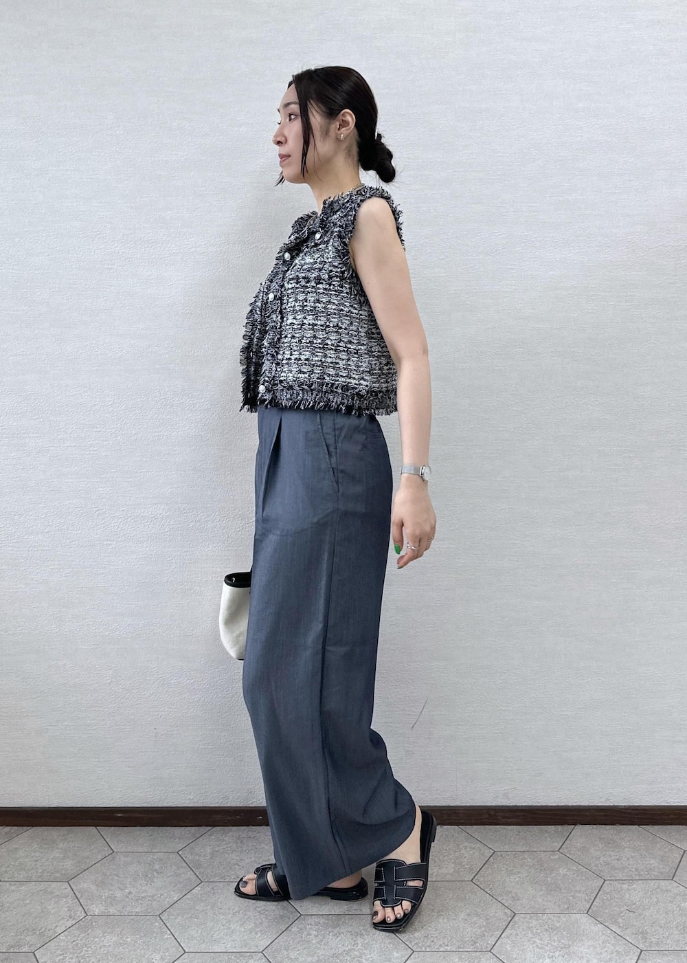 ブラック系のトートバッグ、ブラック系のカーディガン/ボレロ、ブルー系のその他パンツを着用したレディースの夏コーディネートの5枚目の写真