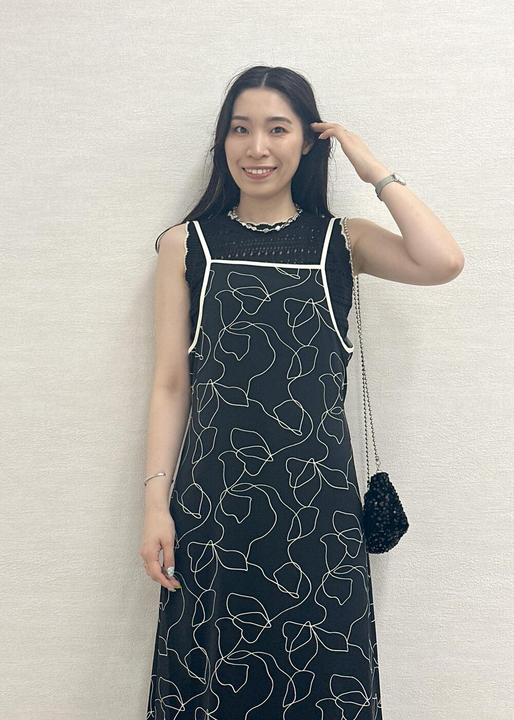 ブラック系のサンダル、ブラック系のショルダーバッグ、ブラウン系のニット/セーターを着用したレディースの春コーディネートの5枚目の写真