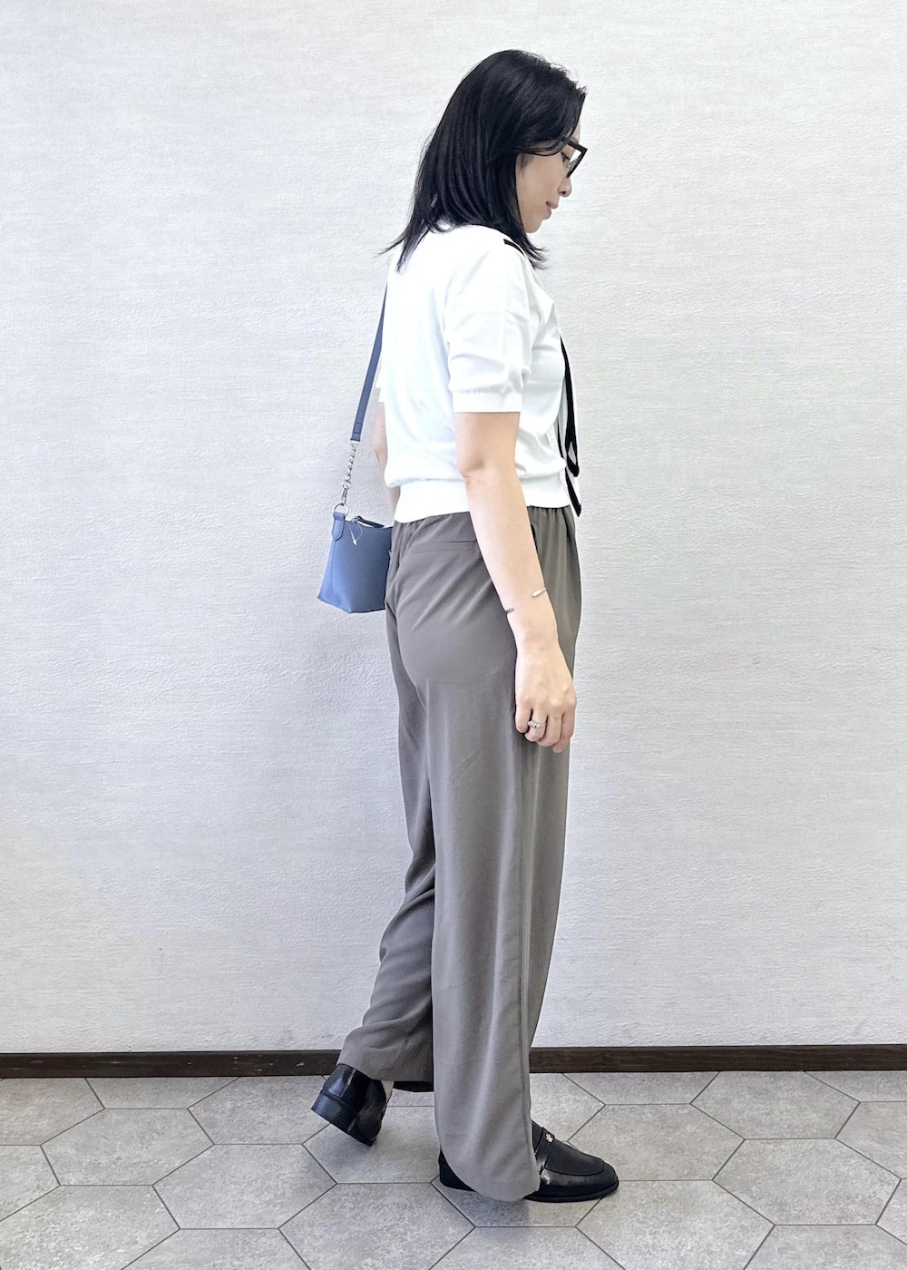 グレー系のショルダーバッグ、グリーン系のその他パンツ、ホワイト系のニット/セーターを着用したレディースの夏コーディネートの5枚目の写真