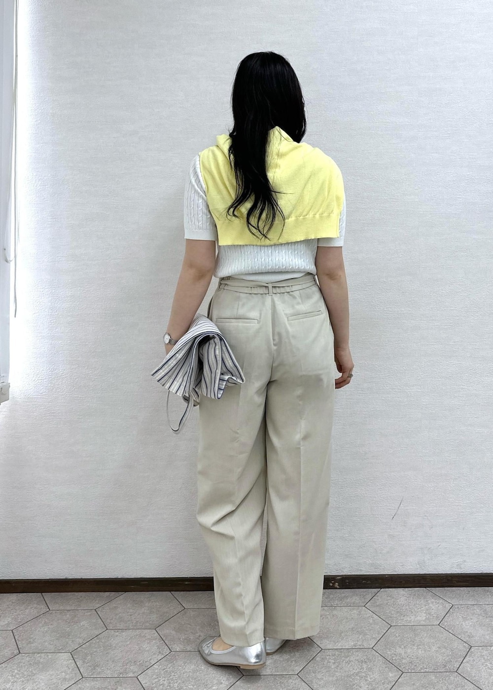 ベージュ系のトートバッグ、ベージュ系のその他パンツ、シルバー系のバレエシューズを着用したレディースの春コーディネートの5枚目の写真