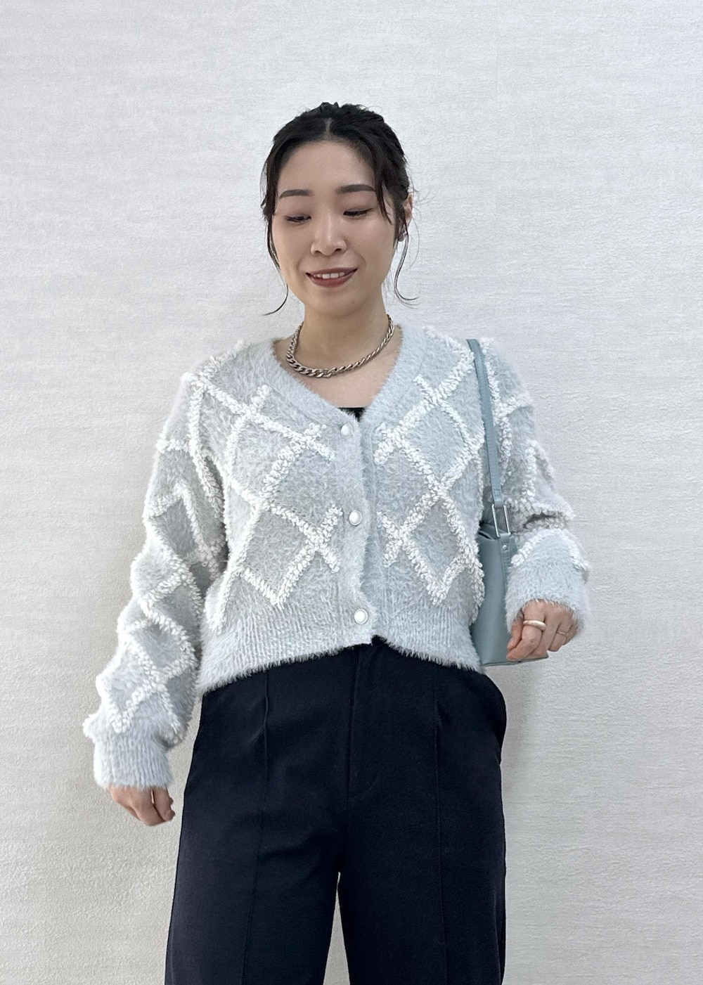 シルバー系のバレエシューズ、ブルー系のその他パンツ、ブルー系のショルダーバッグを着用したレディースの冬コーディネートの8枚目の写真