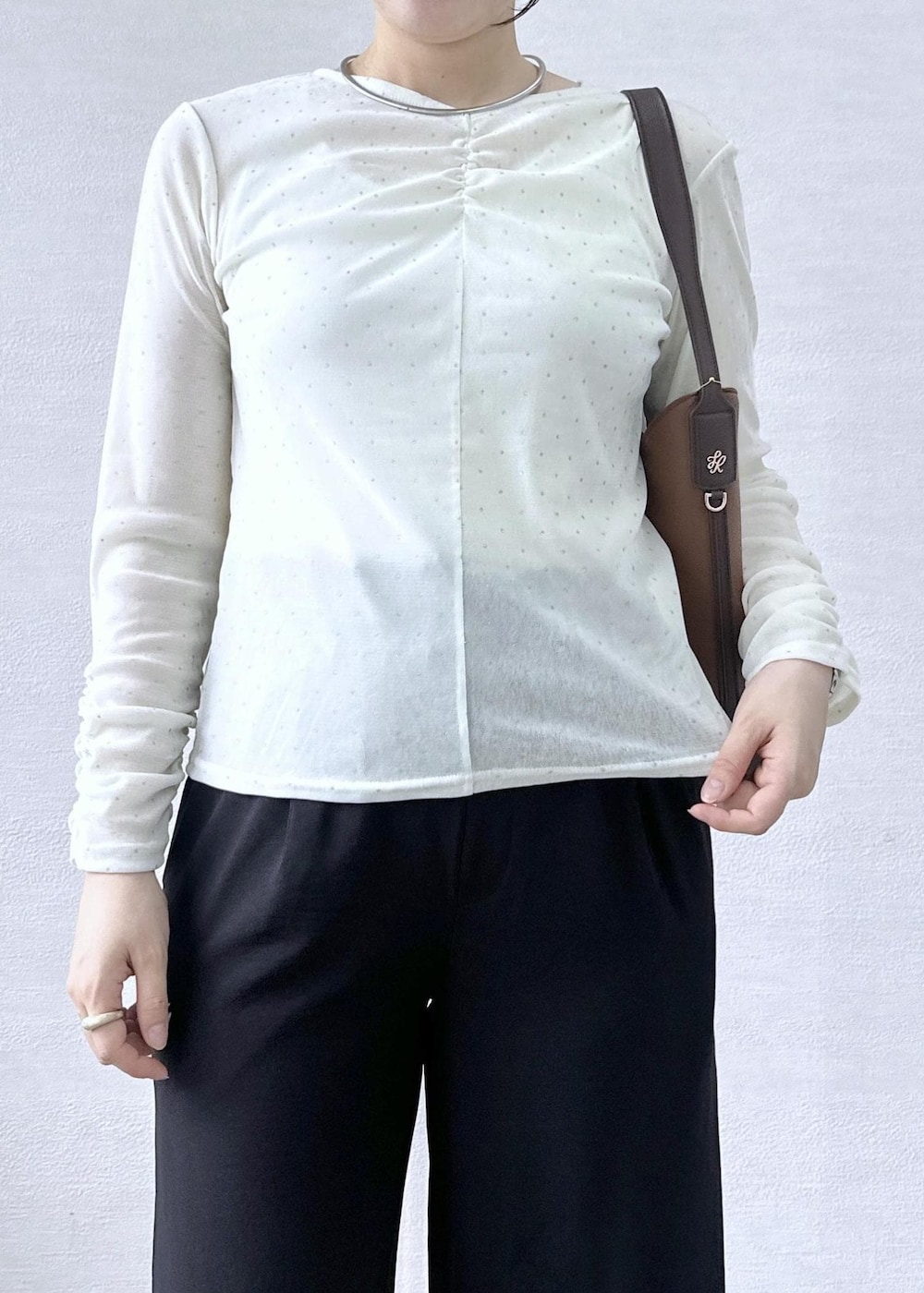 ブラック系のその他パンツ、ホワイト系のTシャツ/カットソー、ベージュ系のテーラードジャケットを着用したレディースの秋コーディネートの8枚目の写真