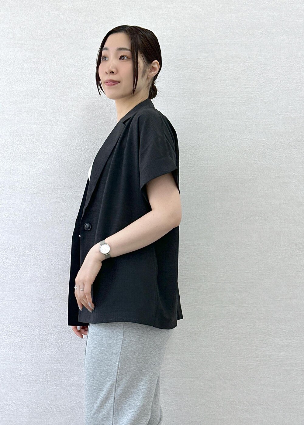 グレー系のその他パンツ、ブラック系のサンダル、グレー系のテーラードジャケットを着用したレディースの春コーディネートの5枚目の写真