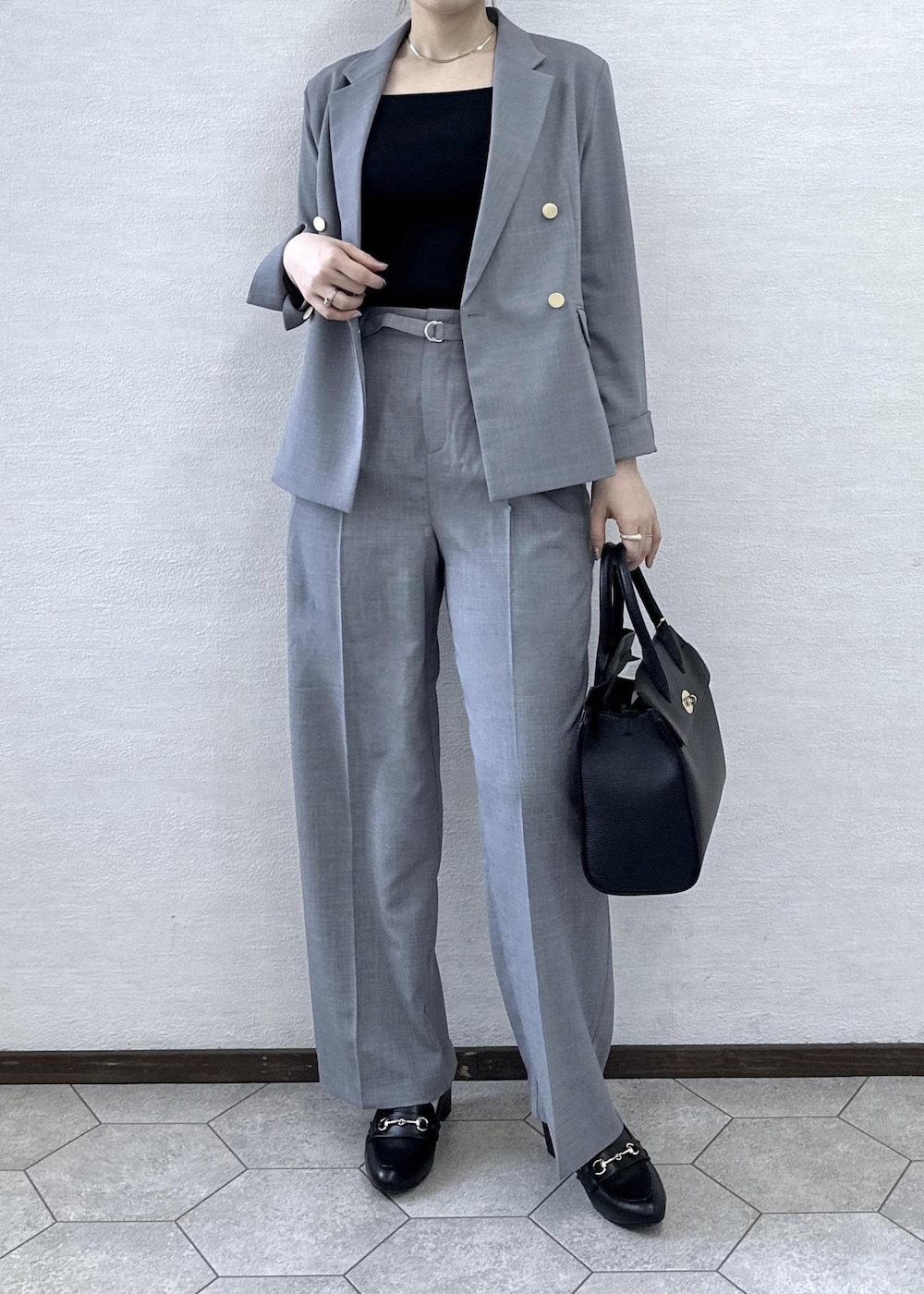 ブラック系のローファー、ブラック系のトートバッグ、ブラック系のタンクトップを着用したレディースの春コーディネートの6枚目の写真