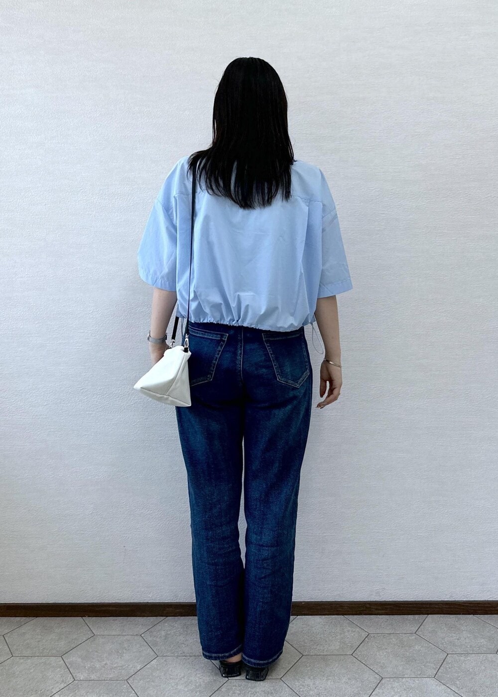 ブルー系のシャツ/ブラウス、ブルー系のデニムパンツ、ホワイト系のキャミソールを着用したレディースの夏コーディネートの4枚目の写真