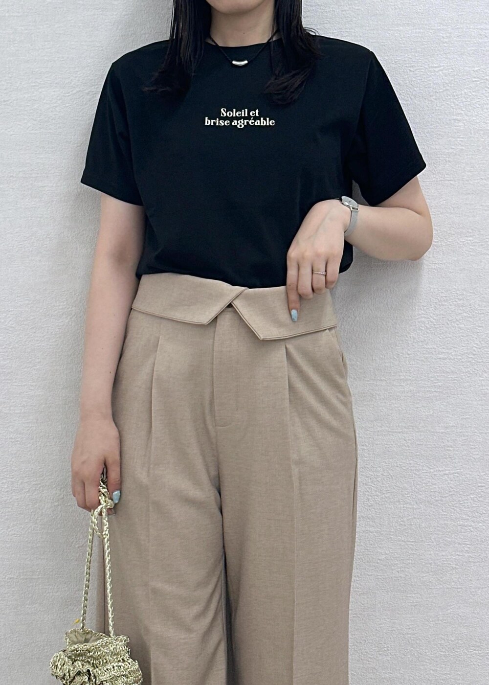 ベージュ系のその他パンツ、ゴールド系のショルダーバッグ、ブラック系のTシャツ/カットソーを着用したレディースの夏コーディネートの6枚目の写真