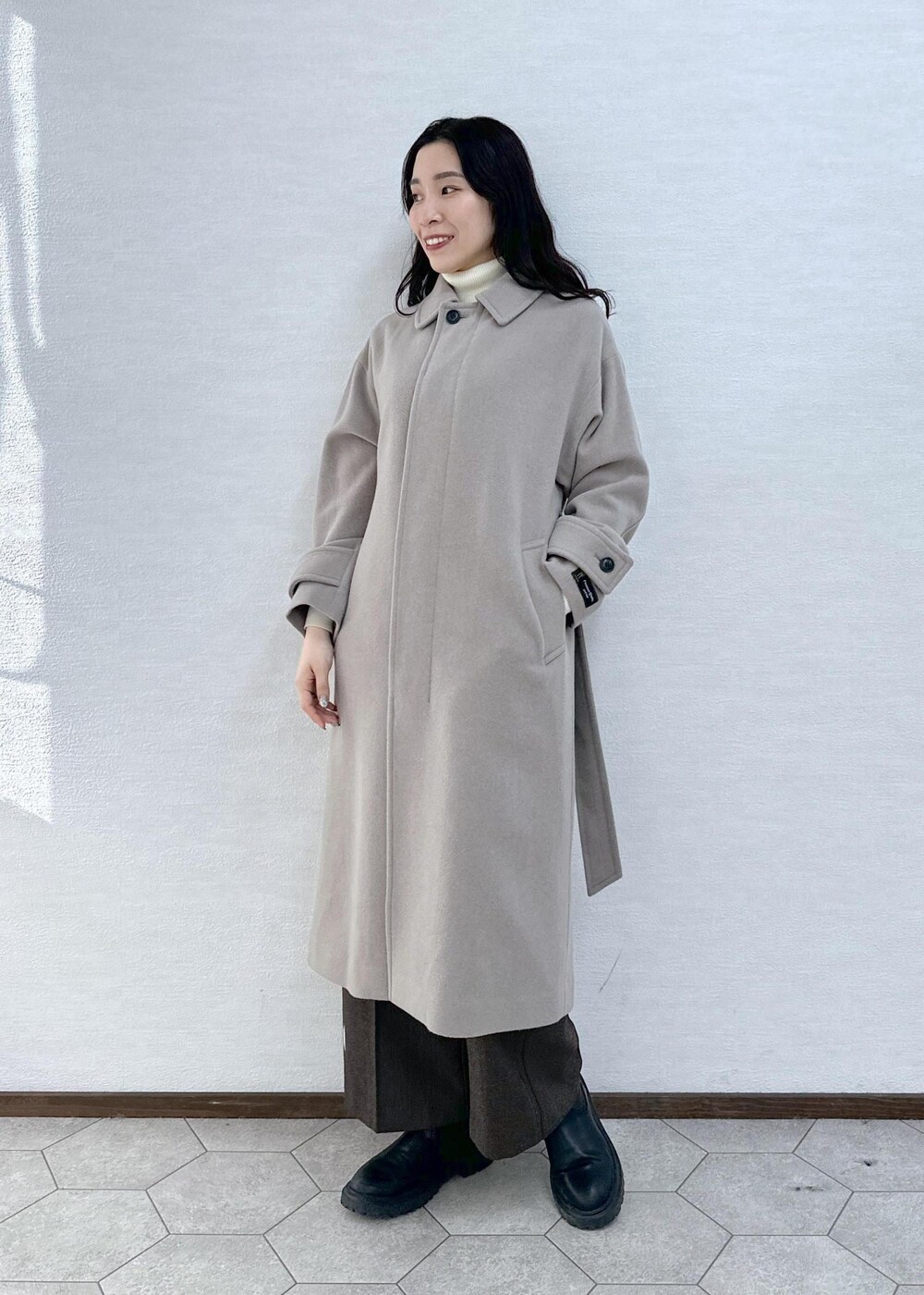 ホワイト系のニット/セーター、ブラウン系のその他アウター、ブラウン系のその他パンツを着用したレディースの冬コーディネートの5枚目の写真