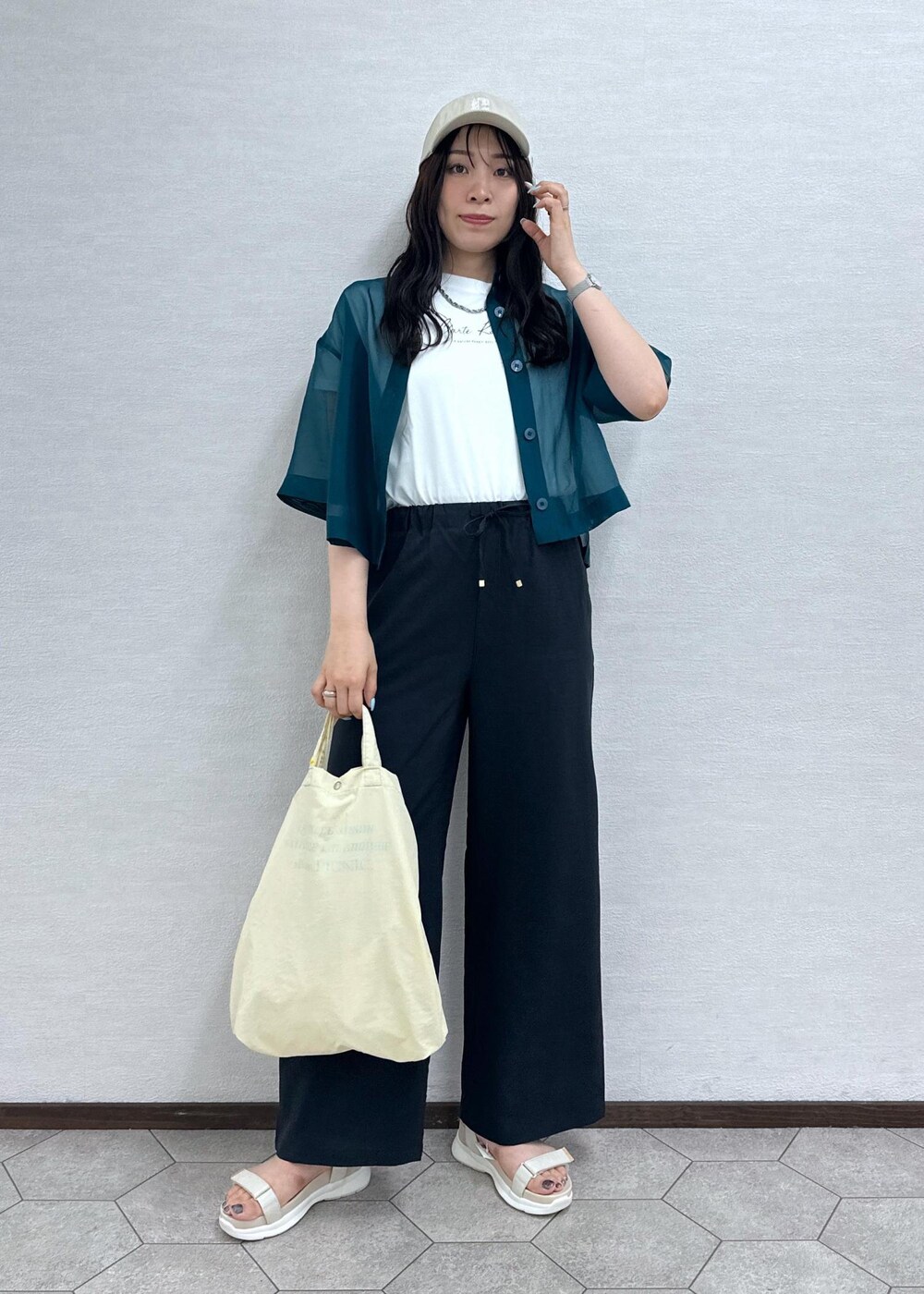 グリーン系のシャツ/ブラウス、ホワイト系のTシャツ/カットソー、グレー系のその他パンツを着用したレディースの夏コーディネートの3枚目の写真