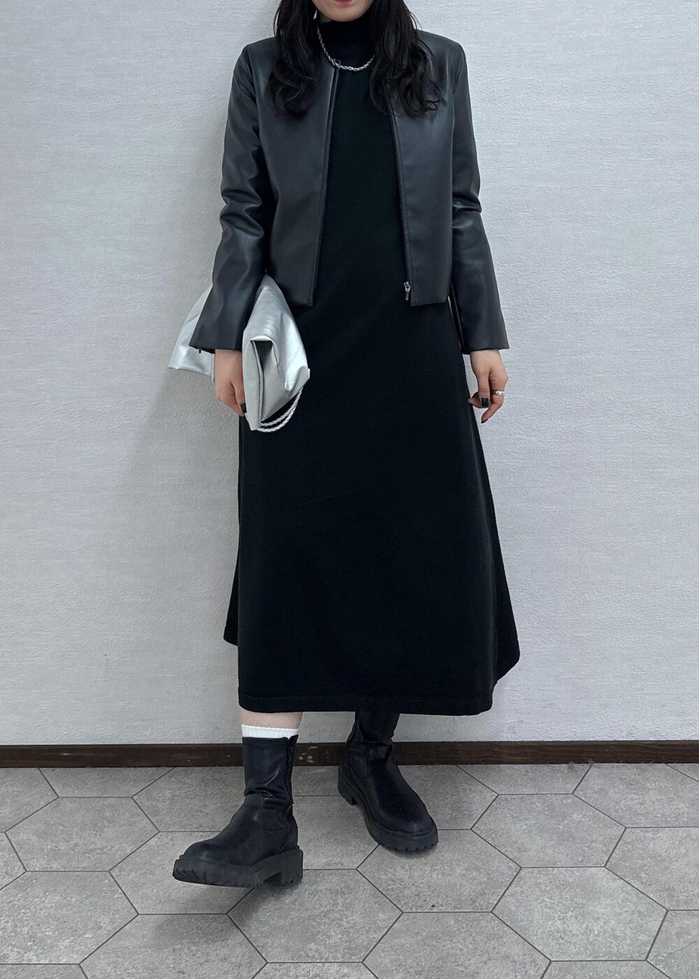 ブラック系のワンピース、ブラック系のノーカラージャケット、シルバー系のトートバッグを着用したレディースの冬コーディネートの5枚目の写真