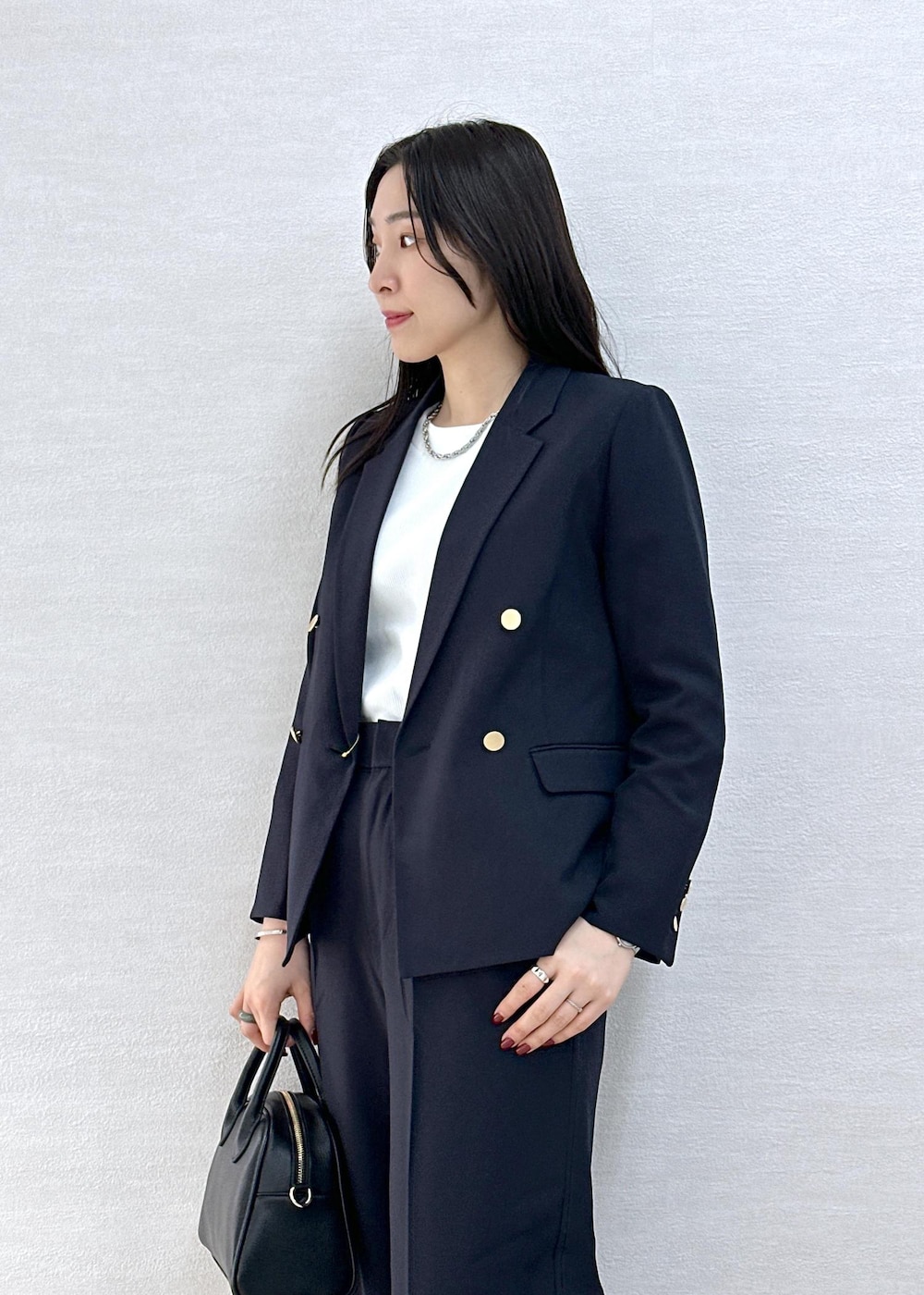 ブラック系のパンプス、ホワイト系のTシャツ/カットソー、ブルー系のその他パンツを着用したレディースの冬コーディネートの7枚目の写真