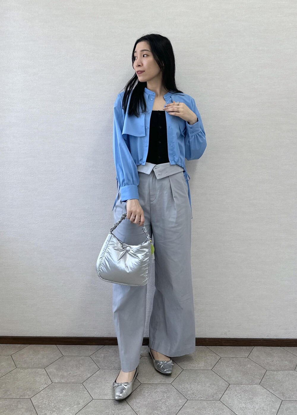 ブルー系のその他パンツ、シルバー系のショルダーバッグ、ブラック系のキャミソールを着用したレディースの春コーディネートの2枚目の写真