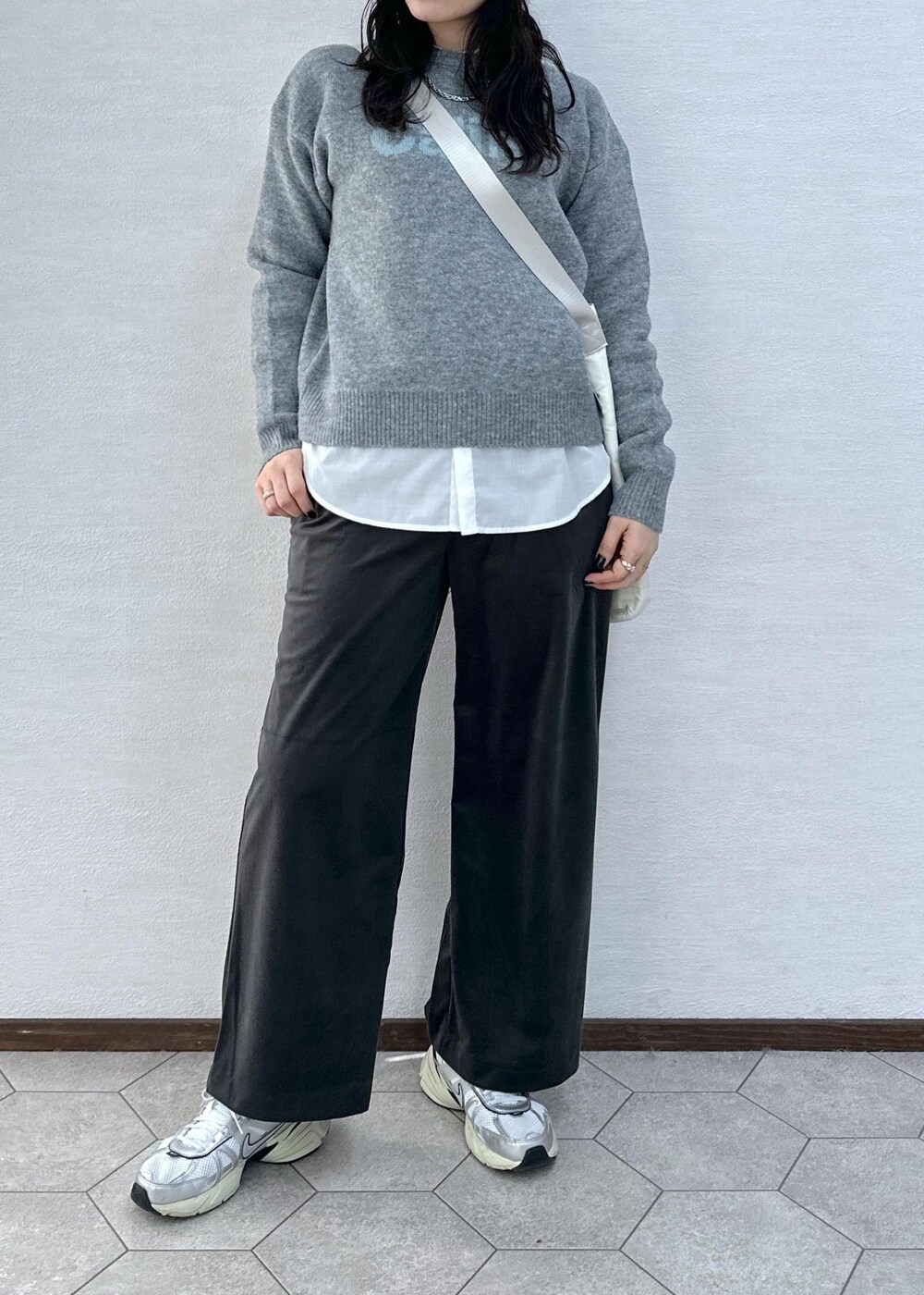 グレー系のニット/セーター、グレー系のその他パンツ、ホワイト系のトートバッグを着用したレディースの冬コーディネートの5枚目の写真