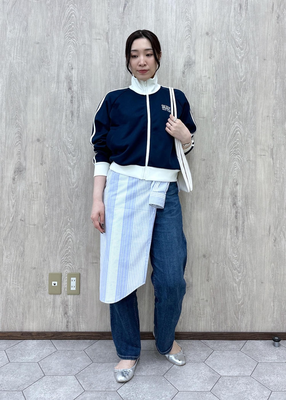 ブルー系のデニムパンツ、ブルー系のシャツ/ブラウス、ブルー系のブルゾンを着用したレディースの春コーディネートの4枚目の写真