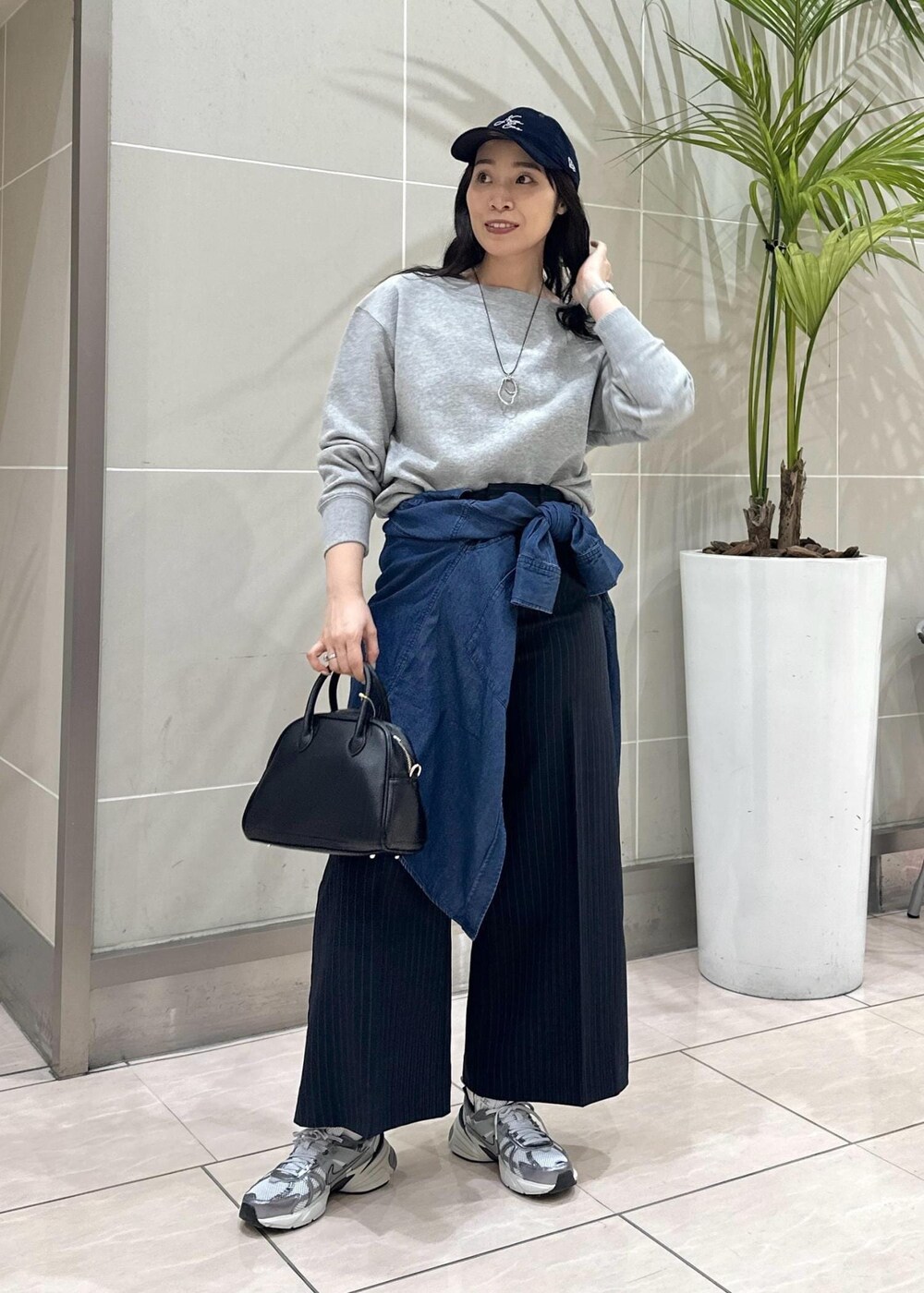 ブルー系のその他パンツ、ブルー系のシャツ/ブラウス、ブラック系のボストンバッグを着用したレディースの秋コーディネートの8枚目の写真