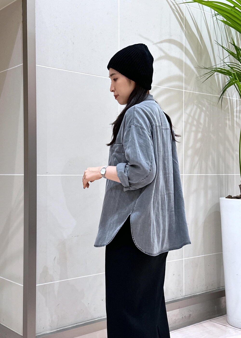 グレー系のシャツ/ブラウス、ホワイト系のTシャツ/カットソー、ブラック系のスカートを着用したレディースの夏コーディネートの9枚目の写真