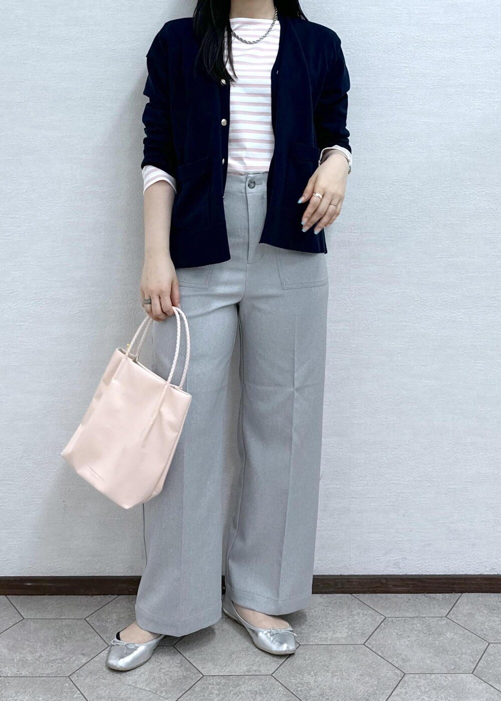 ブルー系のカーディガン/ボレロ、ピンク系のTシャツ/カットソー、グレー系のその他パンツを着用したレディースの春コーディネートの6枚目の写真