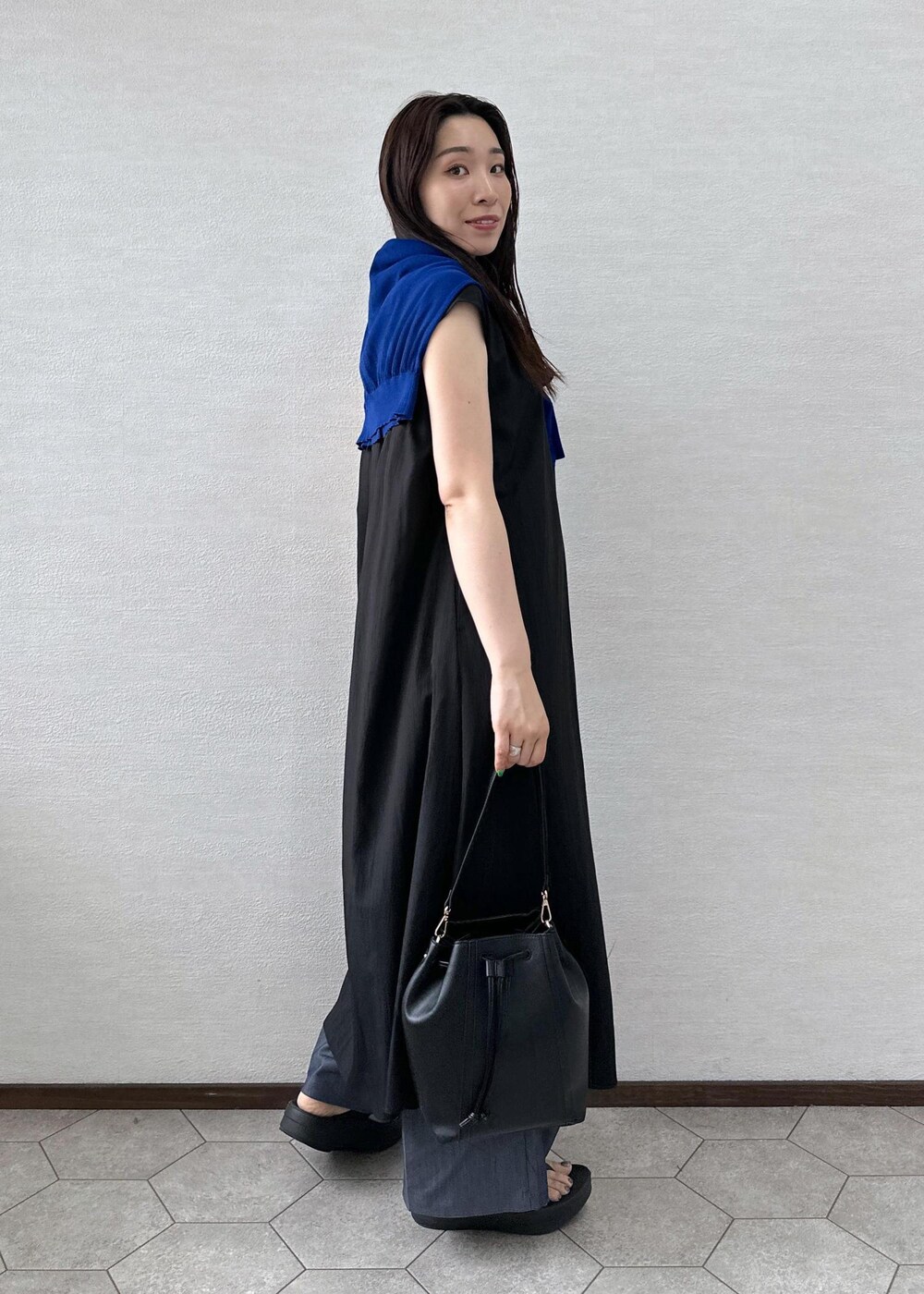 ブラック系のワンピース、ブルー系のカーディガン/ボレロ、ブルー系のその他パンツを着用したレディースの夏コーディネートの5枚目の写真